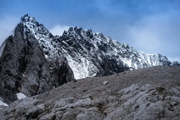 Yeşim Ejder Kar Dağı manzarası. Jade Dragon Snow Mountain Çin 'in güneybatısında, Yunnan ilinin Lijiang yakınlarında bir dağdır..