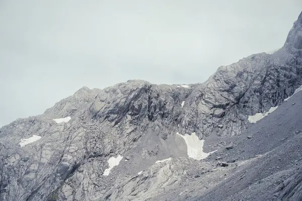 Yeşim Ejder Kar Dağı manzarası. Jade Dragon Snow Mountain Çin 'in güneybatısında, Yunnan ilinin Lijiang yakınlarında bir dağdır..