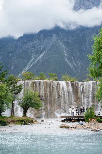 Lijiang, Yunnan, Çin 'deki Blue Moon Vadisi' nin güzel manzarası. Metin, duvar kağıdı ve peyzaj konsepti için alanı kopyala.