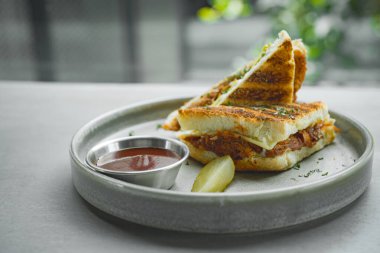 Kızarmış sandviç, sebzeli, jambonlu ve peynirli..