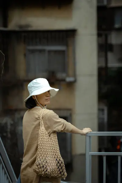 Eski bina geçmişinde genç Asyalı kadın, deniz kenarında yaz tatilinde kadın turist.