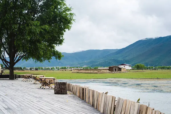 Şangri-La Yunnan Çin 'deki dağlı göl manzarası.