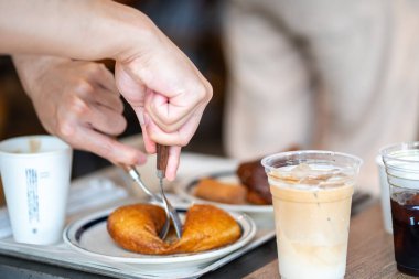 Lezzetli bir kahvaltı. Ekşi Hamur. Tatlı ve içecek masası..