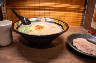 Osaka, Japonya - 13 Eylül 2024: Osaka, Japonya 'da ünlü Ichiran Ramen noodle restoranı.
