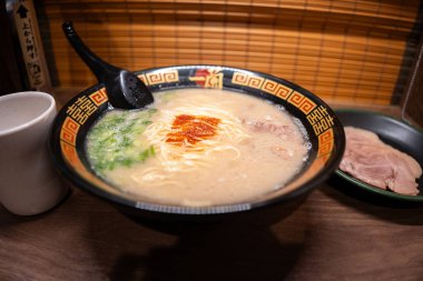 Osaka, Japonya - 13 Eylül 2024: Osaka, Japonya 'da ünlü Ichiran Ramen noodle restoranı.