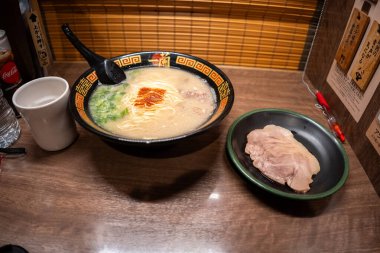 Osaka, Japonya - 13 Eylül 2024: Osaka, Japonya 'da ünlü Ichiran Ramen noodle restoranı.
