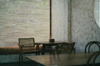 Antika kafede masa ve sandalyeler