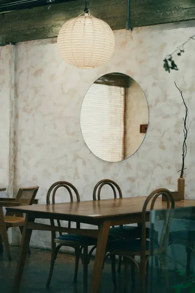 Kafe masaları ve sandalyeler tahtadan yapılmıştır. Kafe ya da restoran içi 