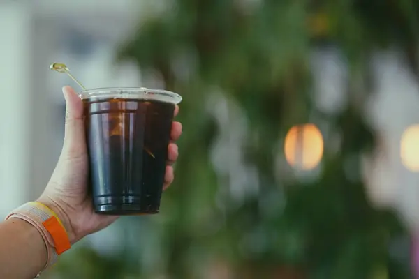  Soğuk buzlu kahveyi tutan kadının eli 