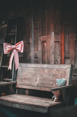 Pencereli eski ahşap bank