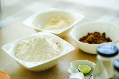 Ev yapımı kek yapmak için gerekli malzemeler.