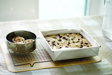 Kuru üzüm ve fındık ile ev yapımı granola