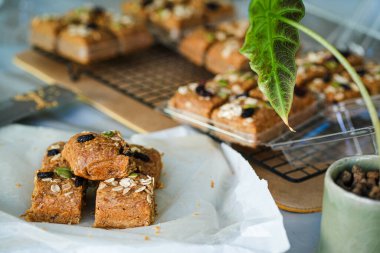 Muzlu ekmek. Bu muz ekmeği ev yapımı. Esmer şeker, un, yumurta ve yulaf ezmesi kullandım. Ekmeğin üstü badem dilimleri, kuru üzüm, fındık ve yulaf. Tadı çok güzel ve tatlı..