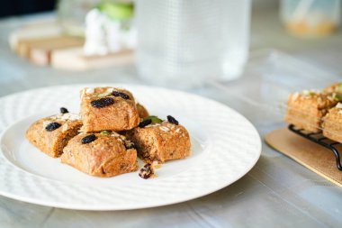 Muzlu ekmek. Bu muz ekmeği ev yapımı. Esmer şeker, un, yumurta ve yulaf ezmesi kullandım. Ekmeğin üstü badem dilimleri, kuru üzüm, fındık ve yulaf. Tadı çok güzel ve tatlı..