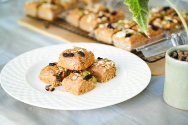 Muzlu ekmek. Bu muz ekmeği ev yapımı. Esmer şeker, un, yumurta ve yulaf ezmesi kullandım. Ekmeğin üstü badem dilimleri, kuru üzüm, fındık ve yulaf. Tadı çok güzel ve tatlı..