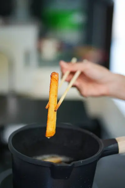 Kızarmış patates pişiren kadın, kapat.