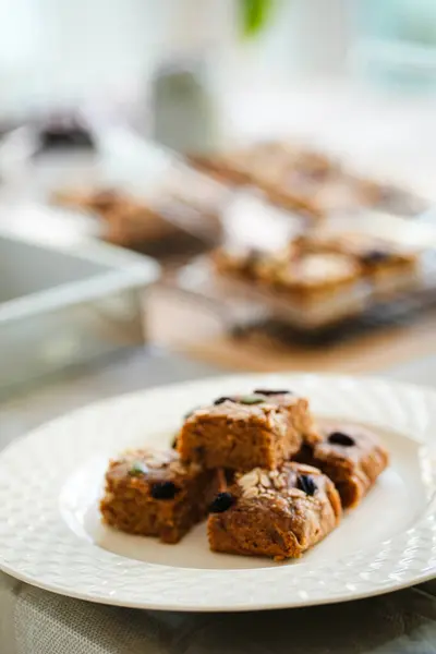 Muzlu ekmek. Bu muz ekmeği ev yapımı. Esmer şeker, un, yumurta ve yulaf ezmesi kullandım. Ekmeğin üstü badem dilimleri, kuru üzüm, fındık ve yulaf. Tadı çok güzel ve tatlı..