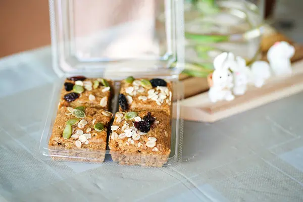 Muz, fındık, kurutulmuş meyve ve ballı bir paket yulaf ezmesi. Sağlıklı yemek..