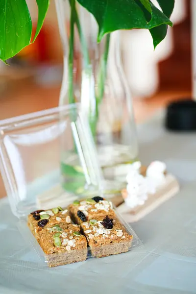 Muz, fındık, kurutulmuş meyve ve ballı bir paket yulaf ezmesi. Sağlıklı yemek..