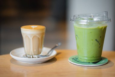 Bir bardak buzlu kibrit yeşil çay, bir kahvecinin ahşap masasında buzlu latte yaz terasında.