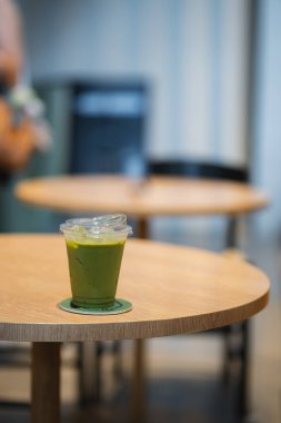 Bir bardak buzlu kibrit yeşil çay fotokopi masasında..