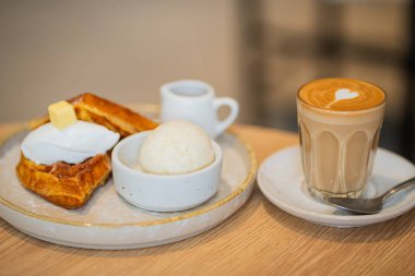 Lezzetli waffle ve dondurmalı kahve, yakın çekim.