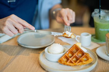 Yaklaştın. Lezzetli waffle ve dondurmalı erkek eli.