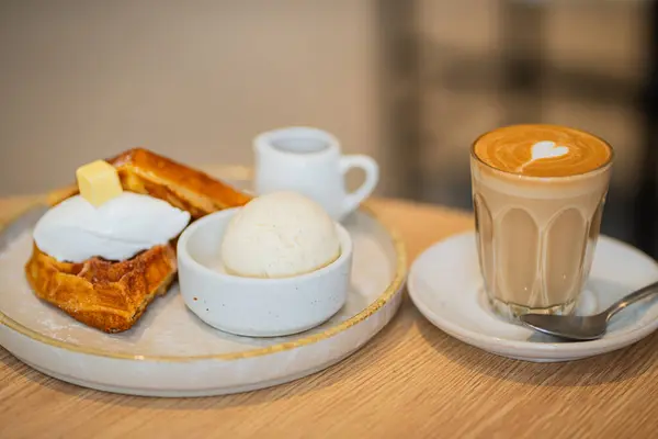 Lezzetli waffle ve dondurmalı kahve, yakın çekim.