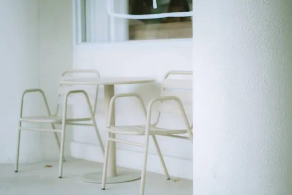Kahve dükkanında beyaz sandalye.