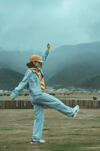 Mutlu Asyalı Kadın Çimlerde Rahatlıyor Doğanın tadını çıkarıyor. Kaygısız yetişkin kız stresten ve şehir hayatından kopuk hissediyor.