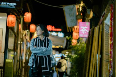 Gece Şehrindeki Asyalı kadın.