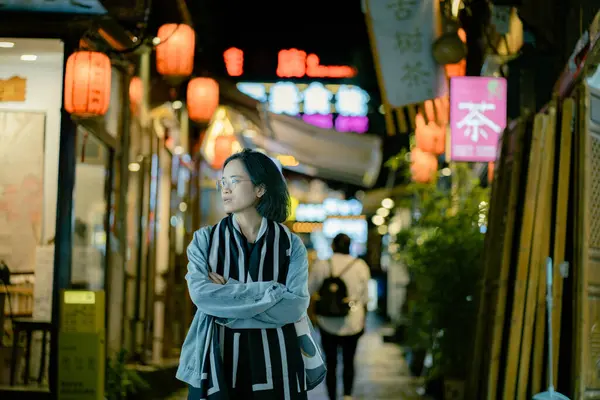 Gece Şehrindeki Asyalı kadın.