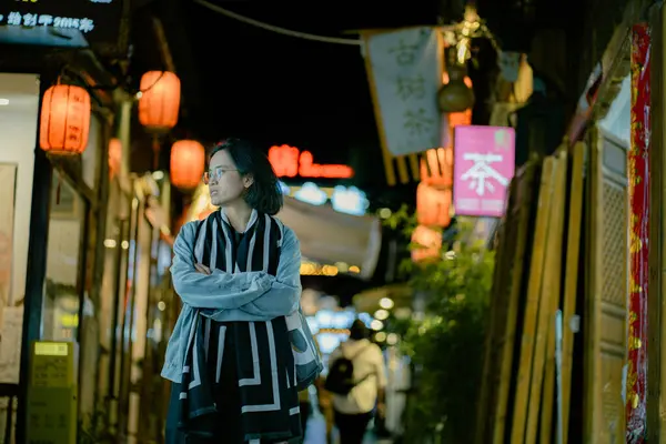 Gece Şehrindeki Asyalı kadın.