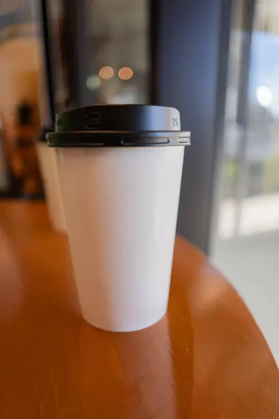 Kahveyi ahşap masaya koy.