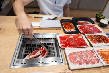 Bir kadın mutfakta et hazırlıyor. 