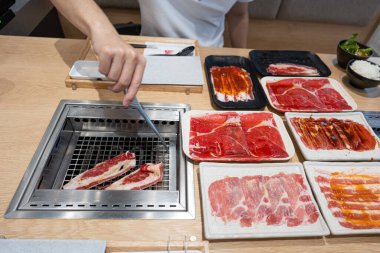 Bir kadın mutfakta et hazırlıyor. 