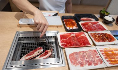 Bir kadın mutfakta et hazırlıyor. 