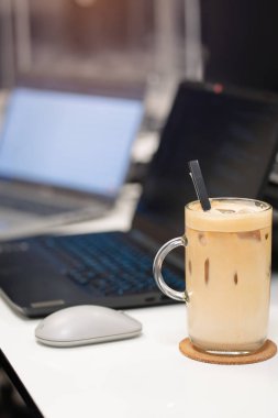 kahve ve masanın üstünde laptop 