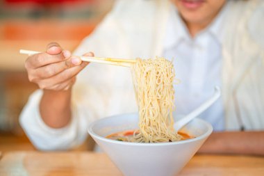 Ramen yiyen kadını kapat.