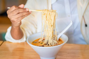Ramen yiyen kadını kapat.