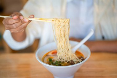 Ramen yiyen kadını kapat.