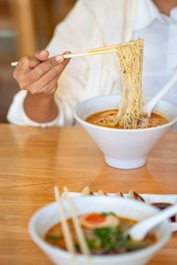 Ramen yiyen kadını kapat.