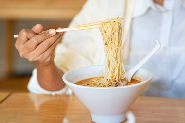 Ramen yiyen kadını kapat.