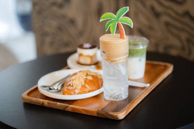 Restorandaki masada sütlü ve kruvasanlı kibrit..