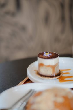 Fotokopi uzayı konseptinde küçük kaşıklı bir fincan Banoffee..