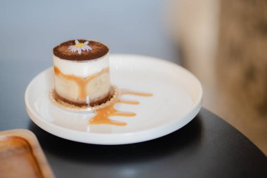 Fotokopi uzayı konseptinde küçük kaşıklı bir fincan Banoffee..