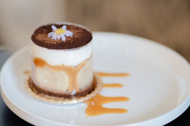 Fotokopi uzayı konseptinde küçük kaşıklı bir fincan Banoffee..