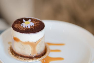 Fotokopi uzayı konseptinde küçük kaşıklı bir fincan Banoffee..