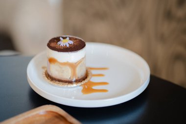 Bir fincan Banoffee, masada beyaz tabak. 