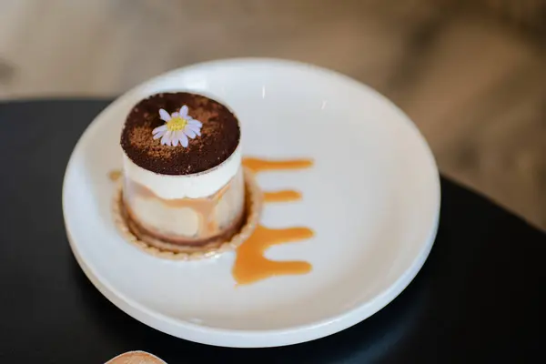 Fotokopi uzayı konseptinde küçük kaşıklı bir fincan Banoffee..